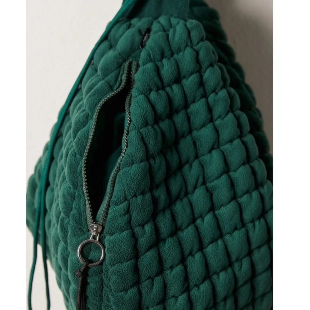 Gorgeous, Free People Pucker Up Fleece Carryall Bag in Evergreen NWT❤️ - Picture 5 of 7